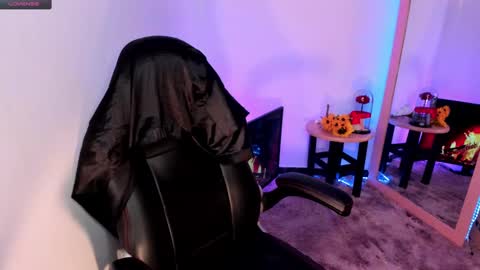 Snapshot of giabrook chatting on 12/11/24, 07:42 Gia online show from 12/11/24, 07:42