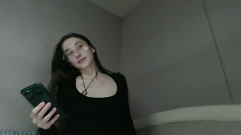 Snapshot of gigi_nix chatting on 12/19/25, 12:17 Gigi online show from 12/19/25, 12:17