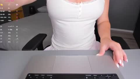 gigihadd online show from 06/24/26, 11:53