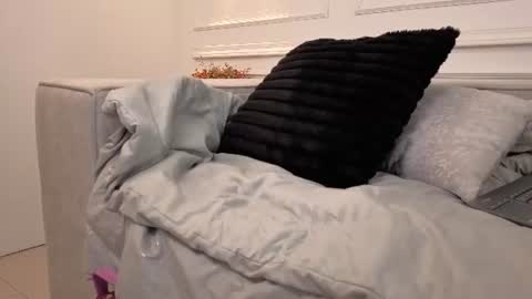 Giigii Hadid  online show from 06/18/26, 07:07
