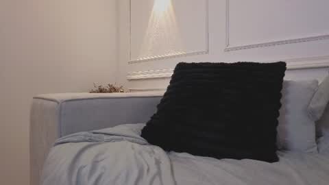 Giigii Hadid  online show from 06/19/26, 07:06