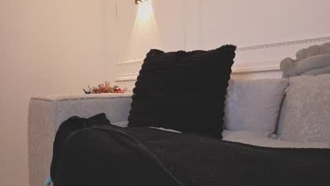 Giigii Hadid  online show from 07/01/26, 07:24