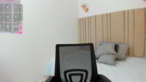 giiiia_ online show from 09/10/25, 01:38