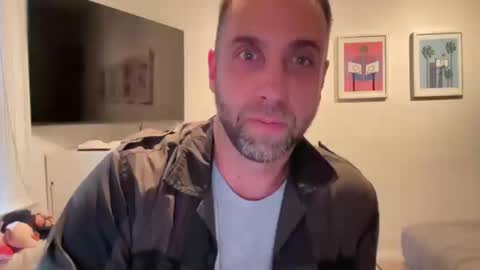 Snapshot of gilber10101 chatting on 10/19/25, 07:47 gilber10101 online show from 10/19/25, 07:47