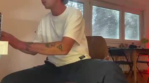 Sebastian online show from 09/27/25, 08:19