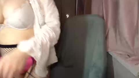 Snapshot of gillkelly chatting on 11/24/25, 12:27 Gill Kelly online show from 11/24/25, 12:27