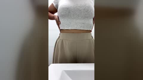 Snapshot of girl433 chatting on 12/16/25, 02:00 girl433 online show from 12/16/25, 02:00