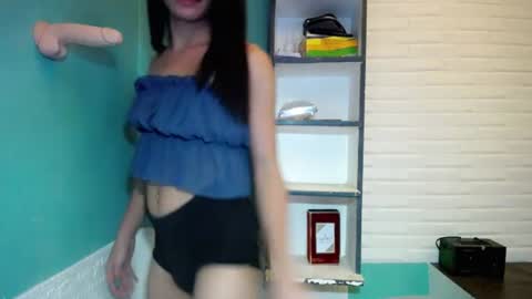 Snapshot of girl4uvanessaxxx chatting on 07/28/26, 02:13 Vanessa online show from 07/28/26, 02:13