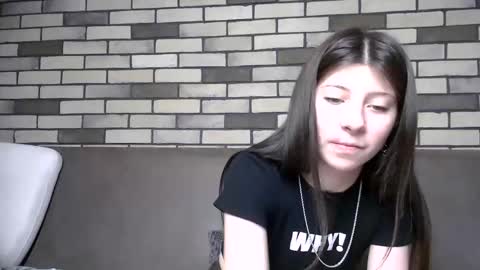 Snapshot of girl_cute007 chatting on 05/27/26, 02:30 girl_cute007 online show from 05/27/26, 02:30