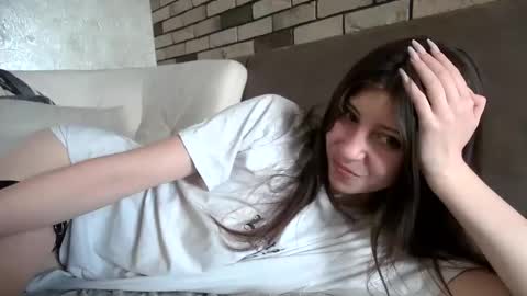 Snapshot of girl_cute007 chatting on 06/11/26, 04:05 girl_cute007 online show from 06/11/26, 04:05