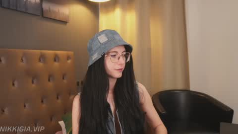 Snapshot of girl_i_am chatting on 11/30/25, 12:53 Nikki online show from 11/30/25, 12:53