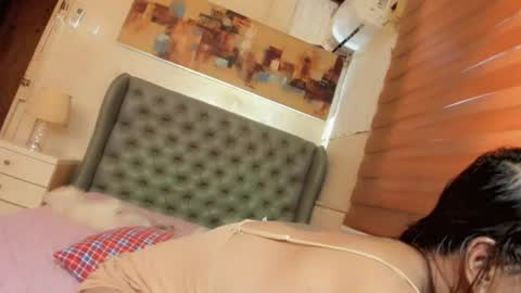 Snapshot of girl_in_ur_dreams chatting on 06/20/26, 11:40 urGIRL online show from 06/20/26, 11:40