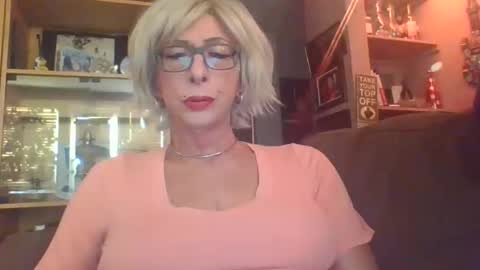 Snapshot of girlinrock chatting on 10/19/25, 12:55 Girlinrock online show from 10/19/25, 12:55