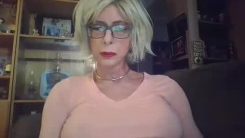 Snapshot of girlinrock chatting on 11/04/25, 01:38 Girlinrock online show from 11/04/25, 01:38