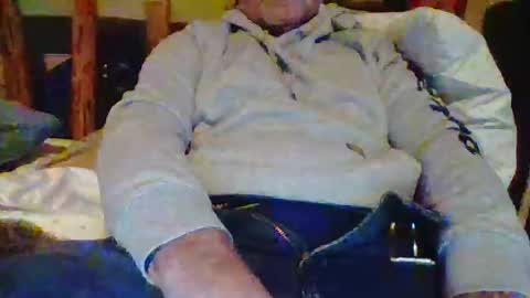 Snapshot of girthgonewild chatting on 12/17/25, 09:43 girthgonewild online show from 12/17/25, 09:43