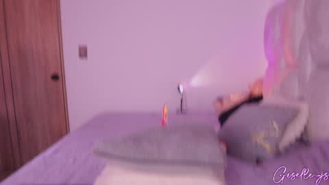 Snapshot of giselle_js chatting on 02/13/25, 06:59 Instagram gisellee 22 online show from 02/13/25, 06:59