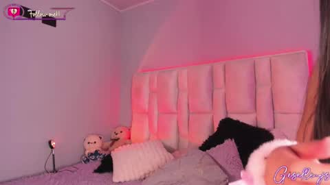 Snapshot of giselle_js chatting on 02/28/25, 10:50 Instagram gisellee 22 online show from 02/28/25, 10:50