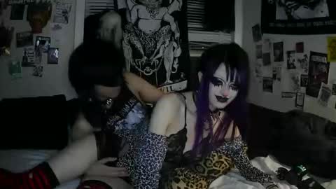 Snapshot of gl00my_gh0ul chatting on 04/18/26, 04:49 Gloomy online show from 04/18/26, 04:49