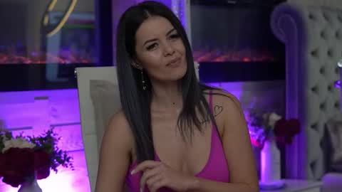 Snapshot of glamourousmom chatting on 11/06/25, 04:24 CharmingMom online show from 11/06/25, 04:24