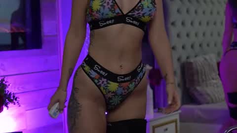 Snapshot of glamourousmom chatting on 11/19/25, 04:12 CharmingMom online show from 11/19/25, 04:12