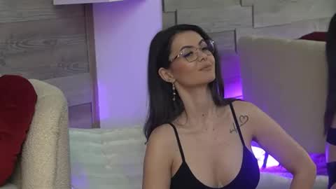 Snapshot of glamourousmom chatting on 03/06/26, 04:53 CharmingMom online show from 03/06/26, 04:53