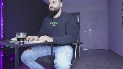 Snapshot of glennmasters chatting on 12/14/25, 04:40 Matthew .. for short call me Matt online show from 12/14/25, 04:40