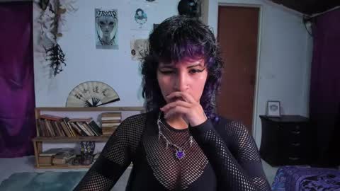 Snapshot of glitch_doll chatting on 10/17/25, 03:25 NYX online show from 10/17/25, 03:25