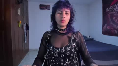 Snapshot of glitch_doll chatting on 10/30/25, 01:56 NYX online show from 10/30/25, 01:56