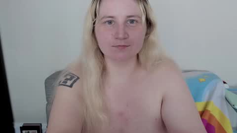 Snapshot of glitchwitch chatting on 09/19/25, 05:57 Glitch online show from 09/19/25, 05:57