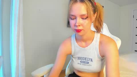 Snapshot of glitchy_doll chatting on 06/16/26, 04:04 Sara online show from 06/16/26, 04:04