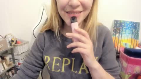 Snapshot of gloss___ chatting on 11/16/25, 04:34 gloss___ online show from 11/16/25, 04:34