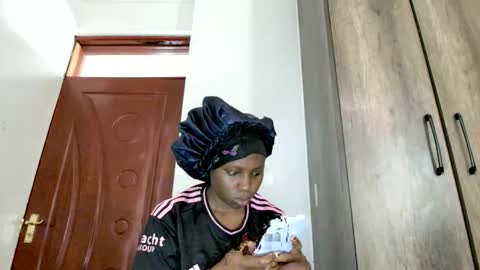 Snapshot of glossybae chatting on 11/11/25, 11:32 glossybae online show from 11/11/25, 11:32