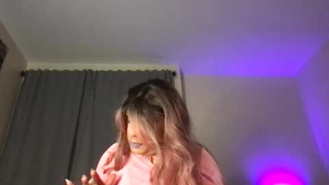 Snapshot of glow92 chatting on 11/02/25, 02:25 Glow Goddess online show from 11/02/25, 02:25