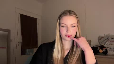 Snapshot of glow_angel chatting on 01/21/25, 08:43 glow_angel online show from 01/21/25, 08:43