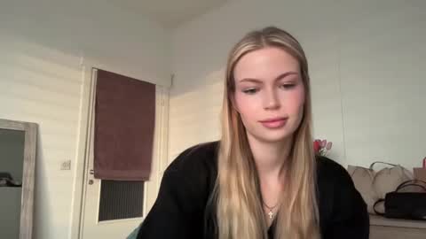 Snapshot of glow_angel chatting on 01/27/25, 04:01 glow_angel online show from 01/27/25, 04:01