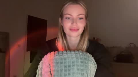 Snapshot of glow_angel chatting on 01/27/25, 07:03 glow_angel online show from 01/27/25, 07:03