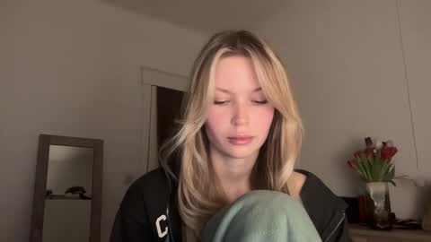 Snapshot of glow_angel chatting on 01/31/25, 05:10 glow_angel online show from 01/31/25, 05:10