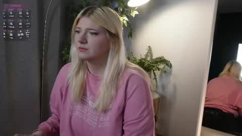 Snapshot of glowkittenx chatting on 12/01/25, 07:02 glowkittenx online show from 12/01/25, 07:02