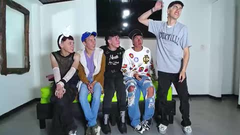 Snapshot of gnecos chatting on 10/31/25, 06:42 THOMAS AND DAMIAND online show from 10/31/25, 06:42