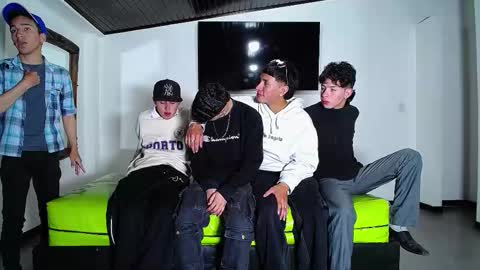 Snapshot of gnecos chatting on 11/02/25, 06:32 THOMAS AND DAMIAND online show from 11/02/25, 06:32