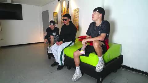 Snapshot of gnecos chatting on 11/15/25, 06:37 THOMAS AND DAMIAND online show from 11/15/25, 06:37