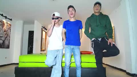 Snapshot of gnecos chatting on 11/25/25, 06:52 THOMAS AND DAMIAND online show from 11/25/25, 06:52