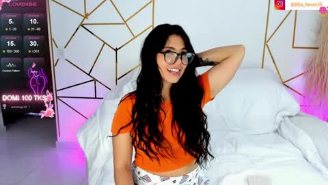 Snapshot of goddess_mia2 chatting on 12/30/24, 04:31 Mia online show from 12/30/24, 04:31