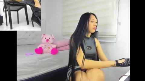 Snapshot of goddess_of_pigs chatting on 11/15/25, 06:33 goddess_of_pigs online show from 11/15/25, 06:33