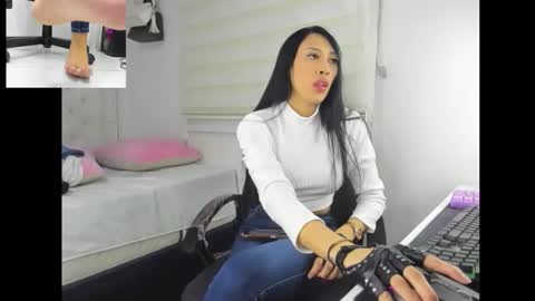 Snapshot of goddess_of_pigs chatting on 11/27/25, 06:04 goddess_of_pigs online show from 11/27/25, 06:04