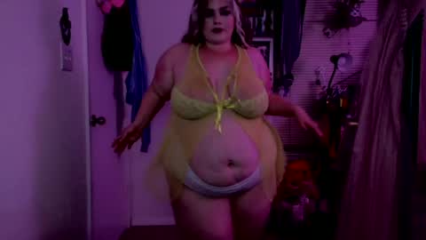 Snapshot of goddessxxroselynn chatting on 04/30/26, 03:57 Goddess Rose online show from 04/30/26, 03:57