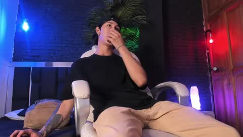 Snapshot of godly_huan chatting on 01/18/25, 01:08 HUAN online show from 01/18/25, 01:08