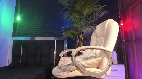 Snapshot of godly_huan chatting on 02/16/25, 05:04 HUAN online show from 02/16/25, 05:04