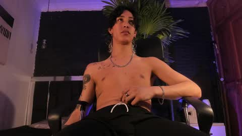 Snapshot of godly_huan chatting on 02/28/25, 04:10 HUAN online show from 02/28/25, 04:10