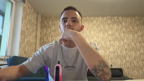 Snapshot of golden_boyyy21 chatting on 02/04/25, 01:06 Golden boyyy21 online show from 02/04/25, 01:06